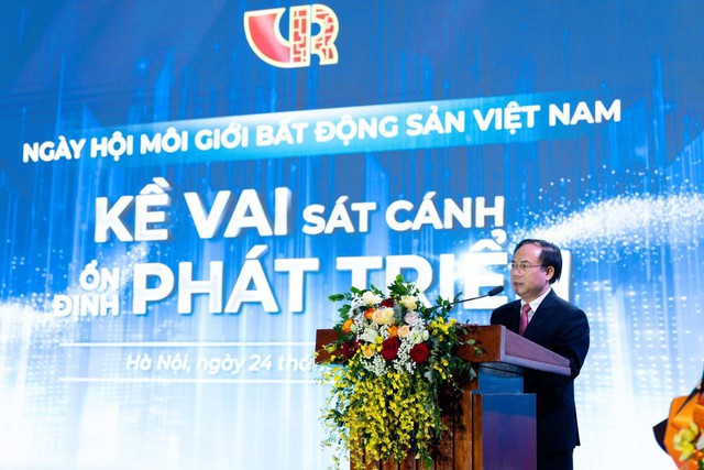 Thứ trưởng Bộ X&acirc;y dựng Nguyễn Văn Sinh ph&aacute;t biểu tại sự kiện Ng&agrave;y hội m&ocirc;i giới BĐS Việt Nam năm 2023.