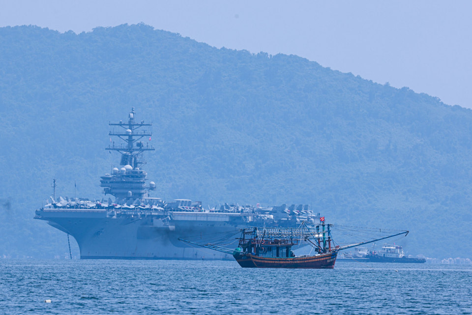 T&agrave;u&nbsp;s&acirc;n bay&nbsp;USS Ronald Reagan (CVN 76)&nbsp;của Hải qu&acirc;n Hoa Kỳ tới Đ&agrave; Nẵng, Việt Nam ng&agrave;y 25/6. Ảnh: ĐSQ Hoa Kỳ tại Việt Nam.