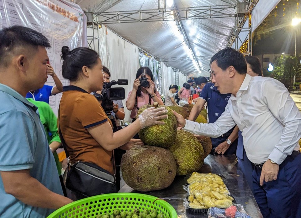 B&iacute; thư Thị ủy Sơn T&acirc;y Trần Anh Tuấn trực tiếp đi kiểm tra v&agrave; đ&aacute;nh gi&aacute; những sản phẩm m&iacute;t Sơn T&acirc;y tại hội thi.