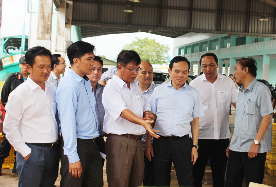 Ph&oacute; Thủ tướng Trần Lưu Quang (thứ 3 từ phải sang) l&agrave;m việc với UBND tỉnh Ki&ecirc;n Giang tại Cảng c&aacute; Tắc Cậu (Ch&acirc;u Th&agrave;nh). Ảnh Hữu Tuấn