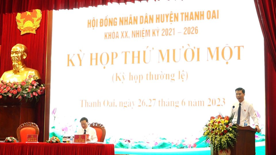 Chủ tịch HĐND huyện Thanh Oai Nguyễn Nguy&ecirc;n H&ugrave;ng ph&aacute;t biểu tại kỳ họp.