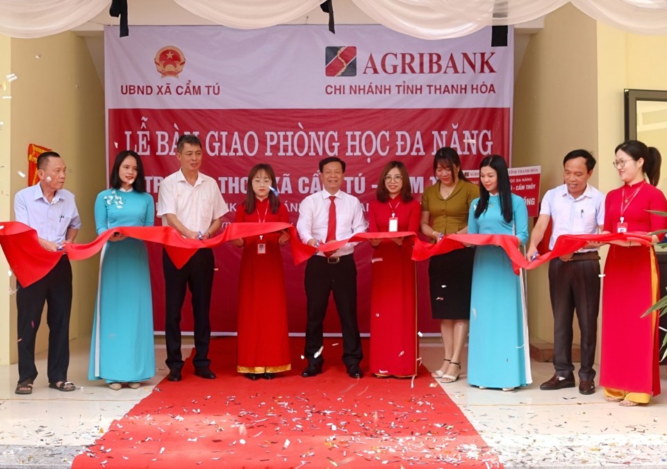 C&ocirc;ng tr&igrave;nh 4 ph&ograve;ng học đa năng cho Trường THCS Cẩm T&uacute; (Cẩm Thủy, Thanh H&oacute;a) được Agribank hỗ trợ 2,4 tỷ đồng đ&atilde; được kh&aacute;nh th&agrave;nh trong niềm h&acirc;n hoan của thầy v&agrave; tr&ograve;.