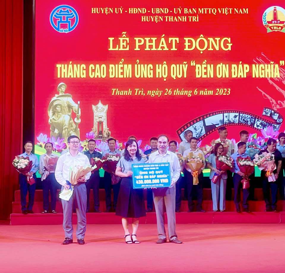 L&atilde;nh đạo huyện Thanh Tr&igrave; tiếp nhận ủng hộ của c&aacute;c c&aacute; nh&acirc;n, đơn vị.