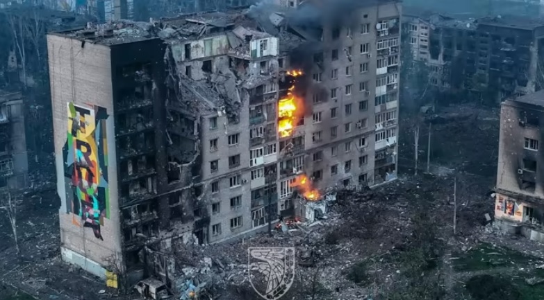 Một khu chung cư bốc ch&aacute;y ở th&agrave;nh phố Bakhmut, Ukraine. Ảnh: AFP