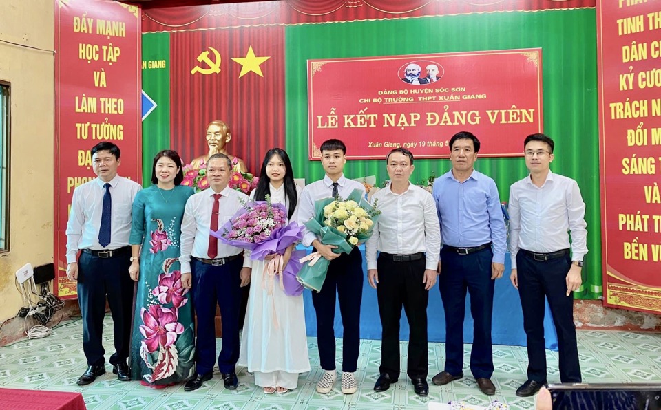 Lễ kết nạp đảng vi&ecirc;n l&agrave; học sinh tại Chi bộ Trường THPT Xu&acirc;n Giang, huyện S&oacute;c Sơn.