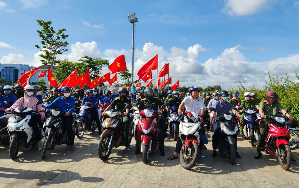 Lực lượng vũ trang diễu h&agrave;nh tại c&aacute;c tuyến đường. Ảnh Hữu Tuấn