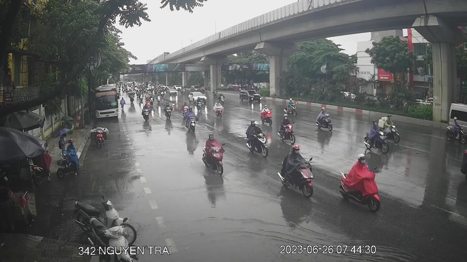 Đường Nguyễn Tr&atilde;i giao th&ocirc;ng thuận lợi d&ugrave; mưa lớn