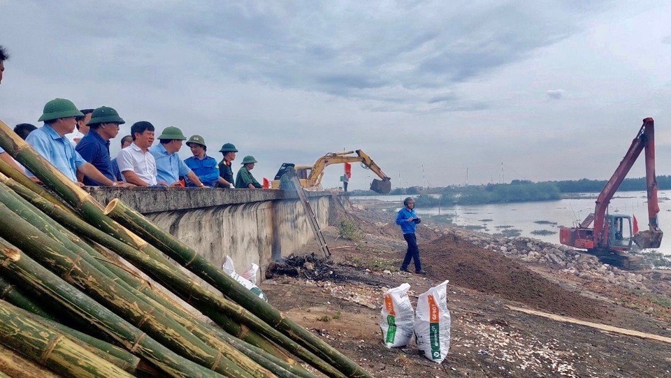 Kiểm tra sự cố đ&ecirc; biển tại huyện Tiền Hải (tỉnh Th&aacute;i B&igrave;nh).