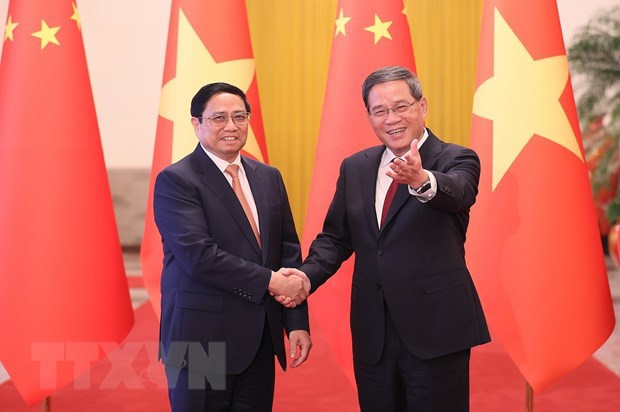 Thủ tướng Trung Quốc L&yacute; Cường đ&oacute;n Thủ tướng Phạm Minh Ch&iacute;nh. (Ảnh: Dương Giang/TTXVN