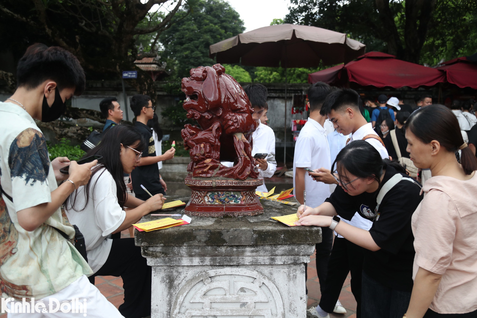 D&ugrave; thời tiết c&oacute; mưa, nhưng rất đ&ocirc;ng sĩ tử, c&ugrave;ng phụ huynh đ&atilde; đến để thắp hương, cầu khấn.