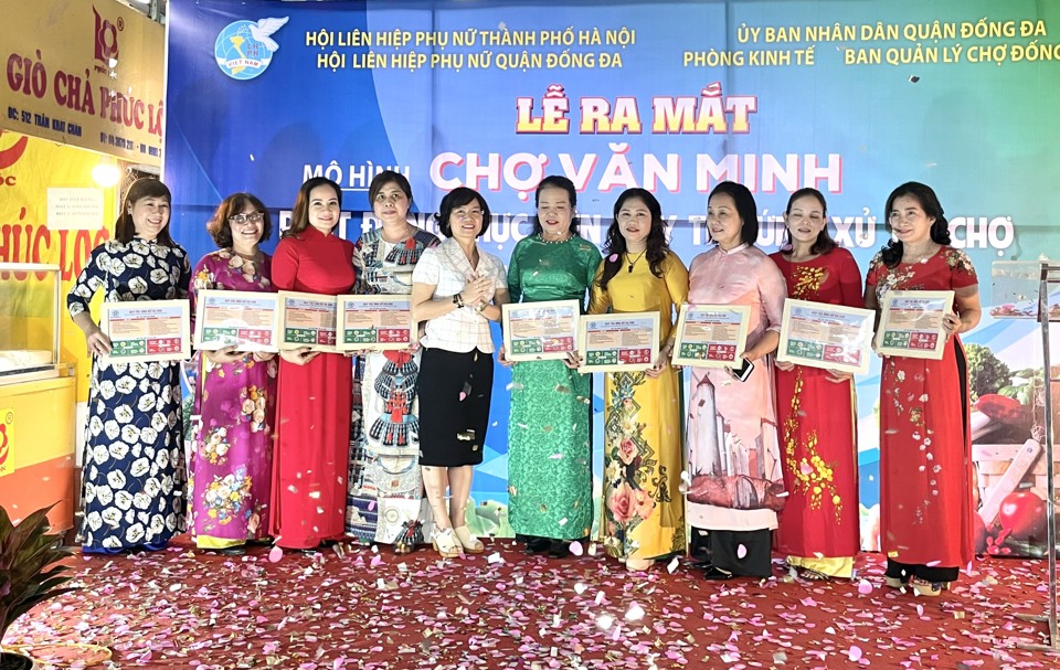 Đại diện l&atilde;nh đạo quận Đống Đa trao Quy tắc ứng xử tại chợ cho c&aacute;c tiểu thương, hộ kinh doanh.