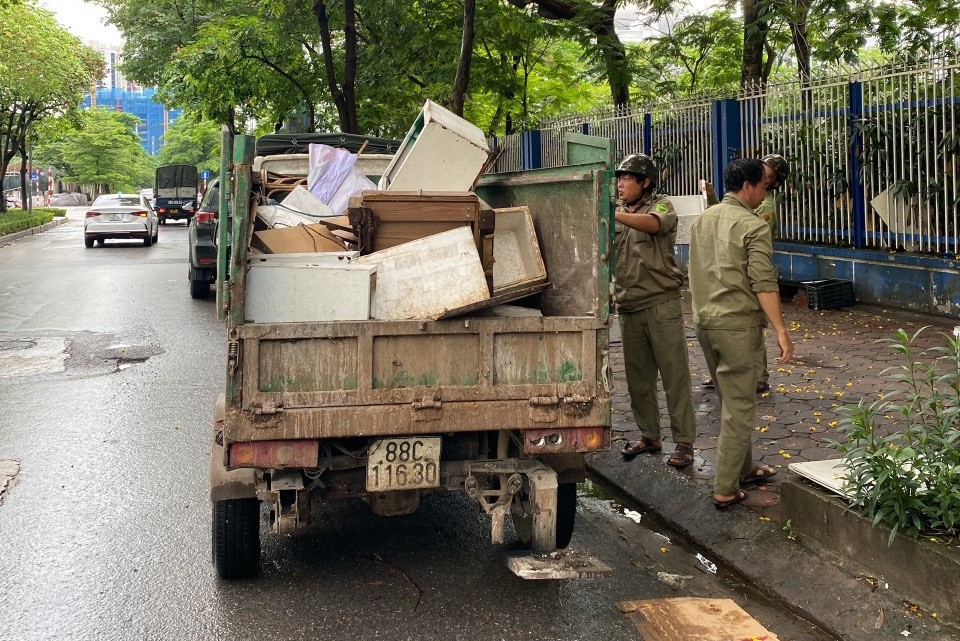 C&ocirc;ng t&aacute;c đảm bảo vệ sinh m&ocirc;i trường tại c&aacute;c điểm thi cũng c&aacute;c lực lượng chức năng&nbsp; phường Trung H&ograve;a quan t&acirc;m thực hiện.