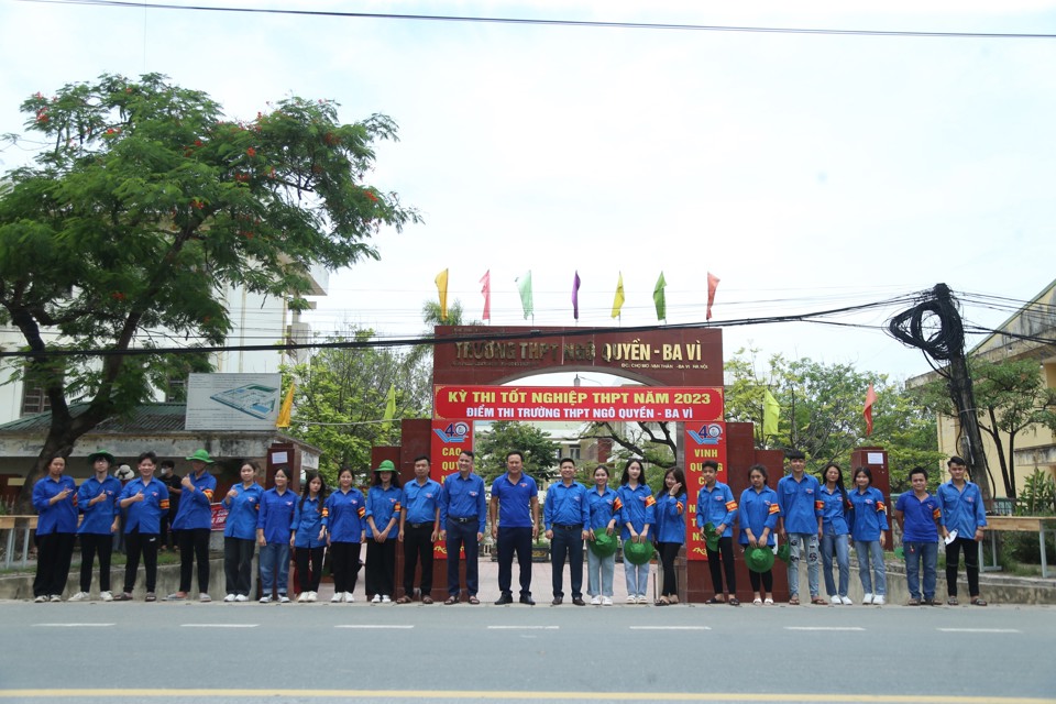 Lực lượng thanh ni&ecirc;n t&igrave;nh nguyện c&oacute; mặt sẵn s&agrave;ng hỗ trợ th&iacute; sinh v&agrave; phụ huynh. Ảnh: Ngọc T&uacute;