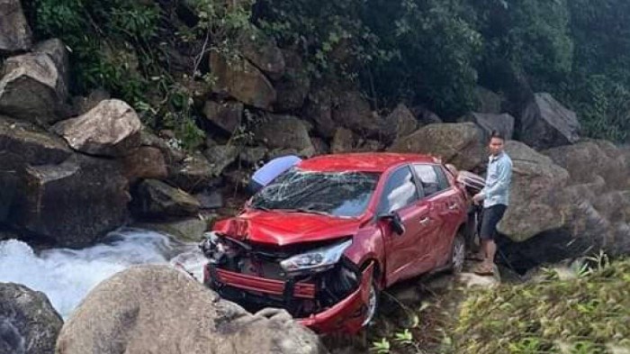 Tai nạn giao thông ngày 27/6/2023: Xe bồn tông loạt xe máy dừng chờ đèn đỏ - Ảnh 2