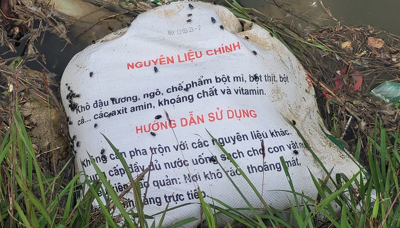 R&aacute;c tr&ocirc;i dạt xuống l&ograve;ng k&ecirc;nh khu vực hạ du huyện Cẩm Xuy&ecirc;n