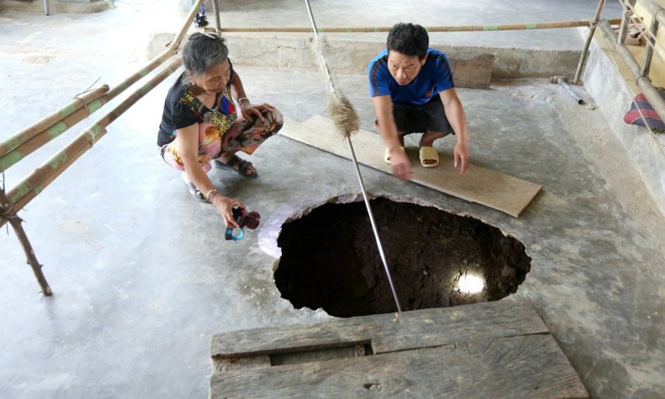 Khai th&aacute;c nước ngầm qu&aacute; đ&agrave; tiềm ẩn nguy cơ xảy ra sụt l&uacute;n. Ảnh minh họa.