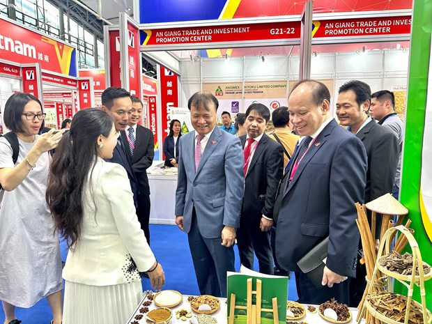 Thứ trưởng Đỗ Thắng Hải đi thăm gian h&agrave;ng doanh nghiệp Việt Nam tại CISMEF 2023. (Ảnh: Đức Duy/Vietnam+) &nbsp;
