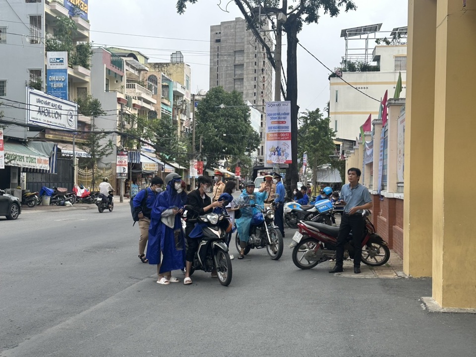 Tại điểm thi trường THPT Ch&acirc;u Văn Li&ecirc;m (Ninh Kiều, TP Cần Thơ), phụ huynh đưa con đến kh&aacute; sớm. Ảnh: Hồng Thắm