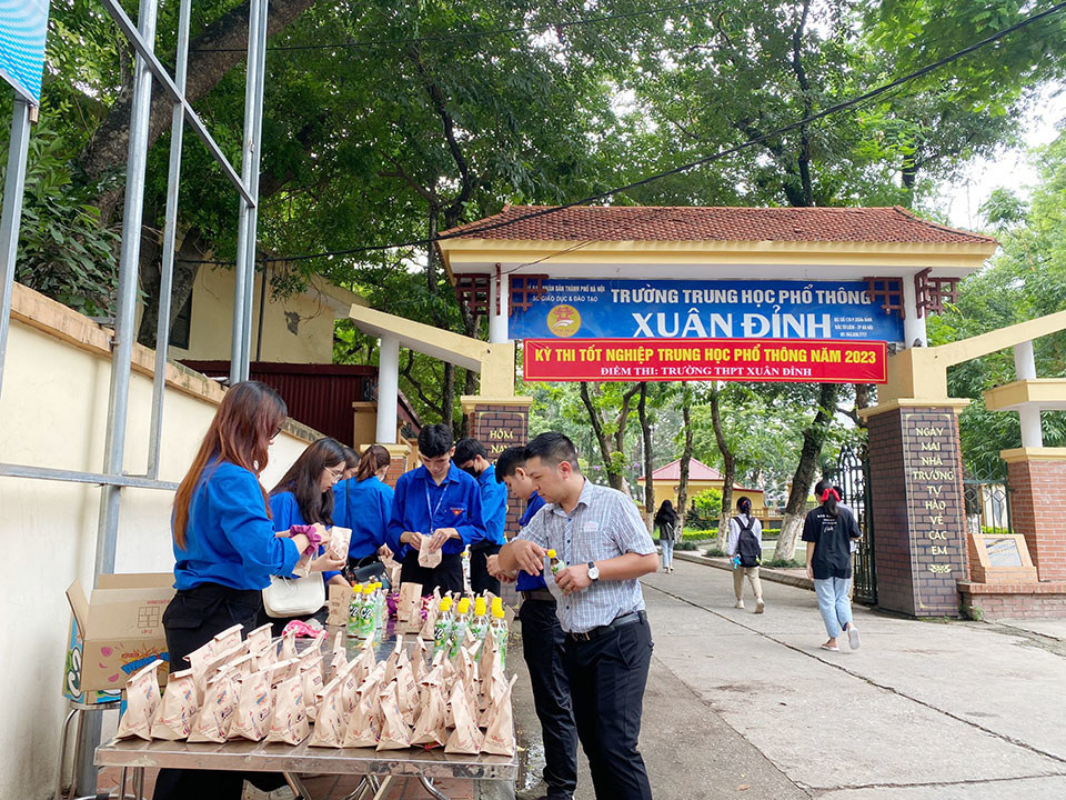 Trưởng phòng GD&amp;ĐT qu&acirc;̣n Bắc Từ Li&ecirc;m Nguy&ecirc;̃n Thị Hương cho bi&ecirc;́t, 6 điểm thi đã được chuẩn bị đầy đủ c&aacute;c điều kiện về cơ sở vật chất phục vụ cho kỳ thi tốt nghiệp THPT năm 2023. Quận Đo&agrave;n Bắc Từ Li&ecirc;m bố tr&iacute; m&ocirc;̃i điểm thi 20 thanh ni&ecirc;n t&igrave;nh nguyện trực ngo&agrave;i khu vực cổng trường, sẵn s&agrave;ng hỗ trợ th&iacute; sinh v&agrave; người nh&agrave; th&iacute; sinh khi c&oacute; nhu cầu. Ảnh: Trần Thảo