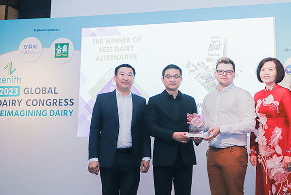 Đại diện Ban tổ chức Giải thưởng The World Dairy Innovation Awards 2023 ch&uacute;c mừng Vinamilk với giải thưởng d&agrave;nh cho sản phẩm Super Nut từ 9 loại hạt