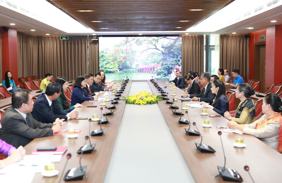 Ph&oacute; B&iacute; thư Thường trực Th&agrave;nh uỷ H&agrave; Nội Nguyễn Thị Tuyến đ&atilde; tiếp x&atilde; giao Đo&agrave;n đại biểu Ủy ban Mặt trận L&agrave;o x&acirc;y dựng đất nước Thủ đ&ocirc; Vi&ecirc;ng Chăn.