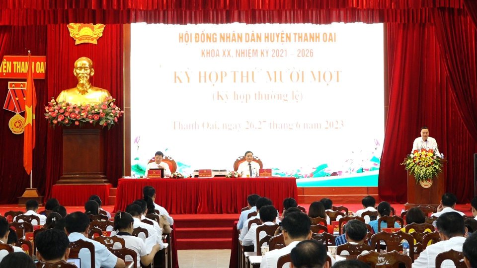 Chủ tịch UBND huyện Thanh Oai B&ugrave;i Văn S&aacute;ng tiếp thu &yacute; kiến, giải tr&igrave;nh tại kỳ họp.