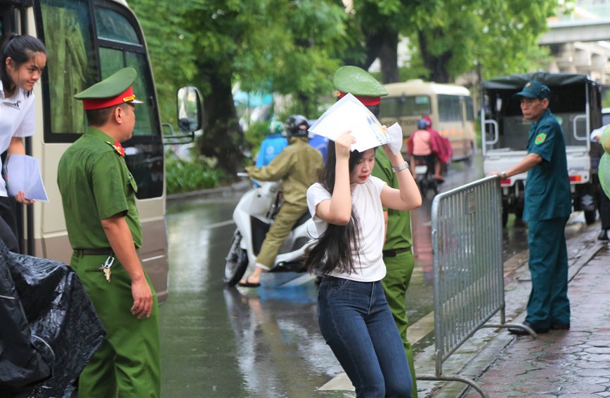 Hà Nội: Cảnh sát giao thông hỗ trợ thí sinh đi thi tốt nghiệp THPT 2023 - Ảnh 14