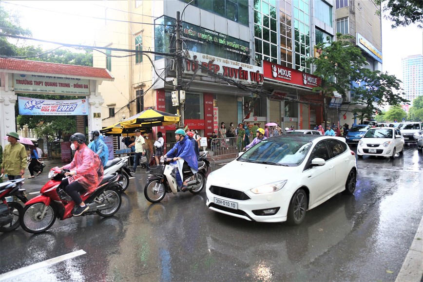 Hà Nội: Cảnh sát giao thông hỗ trợ thí sinh đi thi tốt nghiệp THPT 2023 - Ảnh 12