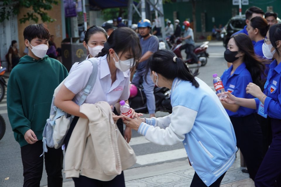 C&aacute;c t&igrave;nh nguyện vi&ecirc;n chương tr&igrave;nh &ldquo;Tiếp sức m&ugrave;a thi&rdquo; năm 2023 do Tỉnh đo&agrave;n Kh&aacute;nh H&ograve;a tổ chức hỗ trợ c&aacute;c th&iacute; sinh trong s&aacute;ng 28/6. Ảnh: Trung Nh&acirc;n&nbsp;