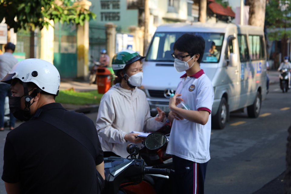 Từ s&aacute;ng sớm c&aacute;c th&iacute; sinh đ&atilde; được cha hoặc mẹ chở đến điểm thi. Ảnh: T&acirc;n Tiến