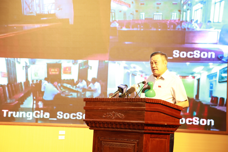 Chủ tịch UBND TP Hà Nội Trần Sỹ Thanh phát biểu tại hội nghị tiếp xúc cử tri. Ảnh: Thủy Tiên