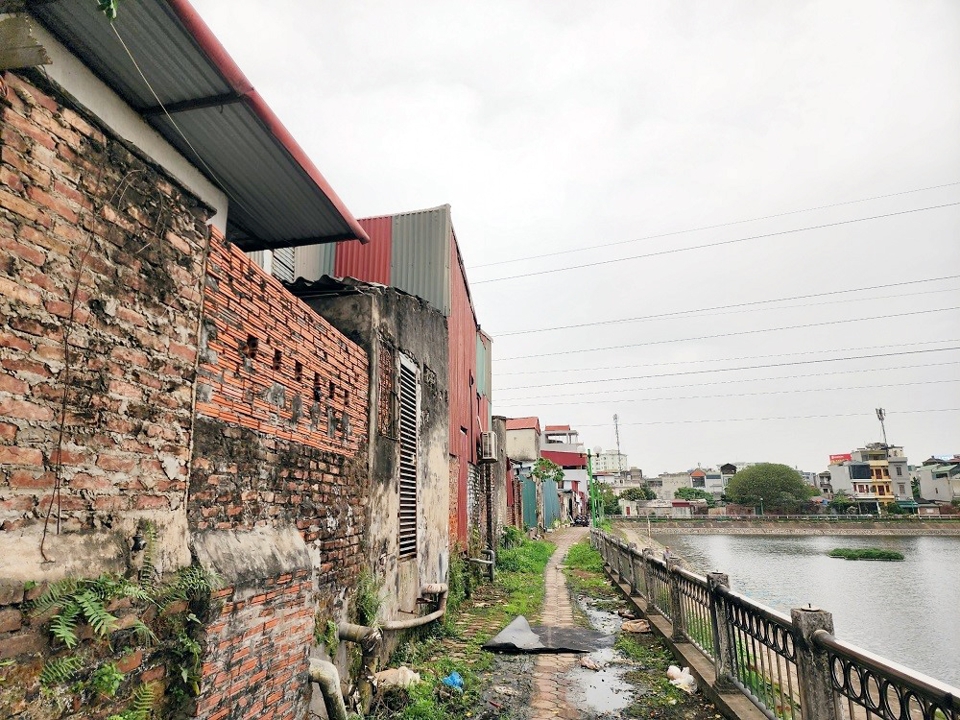 Cuộc sống của các hộ dân hồ Hạ Đình, quận Thanh Xuân“treo” theo dự án từ nhiều năm nay. Ảnh: Phương Thịnh