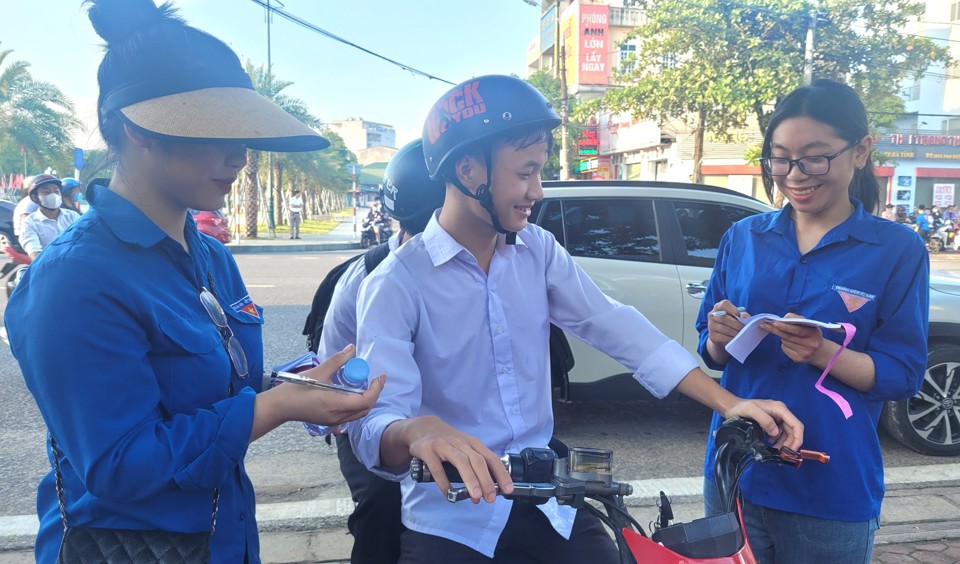 Hoạt động t&igrave;nh nguyện tiếp sức m&ugrave;a thi tại H&agrave; Tĩnh. Ảnh: Văn Chương