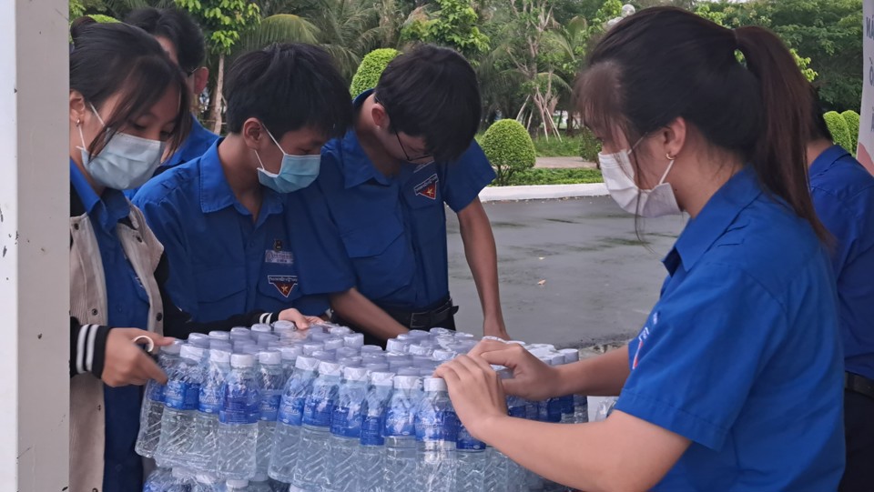 Sinh vi&ecirc;n t&igrave;nh nguyện tiếp sức m&ugrave;a thi tại Ki&ecirc;n Giang. Ảnh: Ho&agrave;ng Tuấn