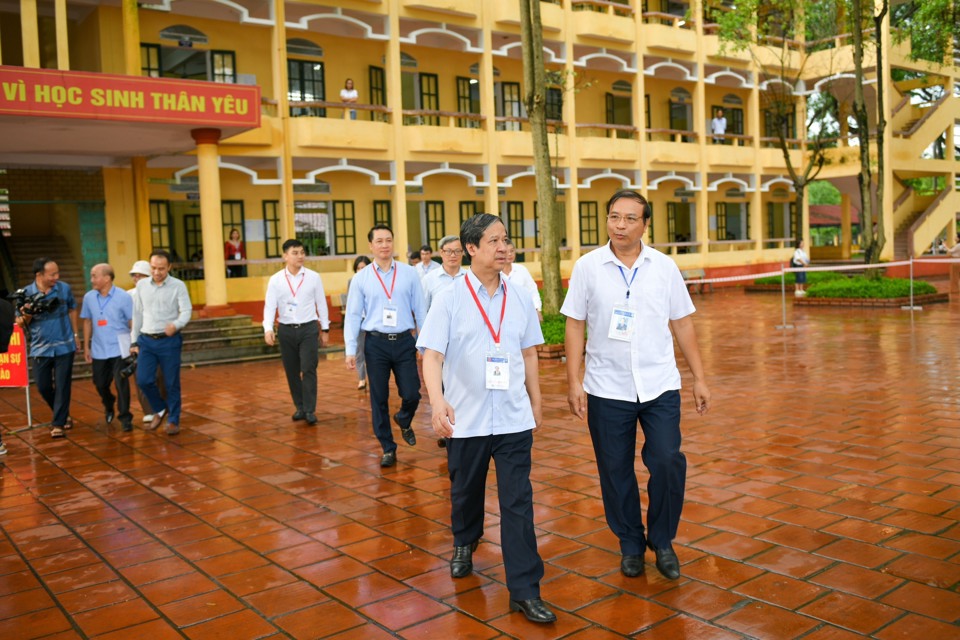 Bộ trưởng Nguyễn Kim Sơn đ&atilde; tới kiểm tra điểm thi trường THPT Y&ecirc;n Mỹ, huyện Y&ecirc;n Mỹ, tỉnh Hưng Y&ecirc;n v&agrave; động vi&ecirc;n học sinh, gi&aacute;o vi&ecirc;n ở điểm thi n&agrave;y.