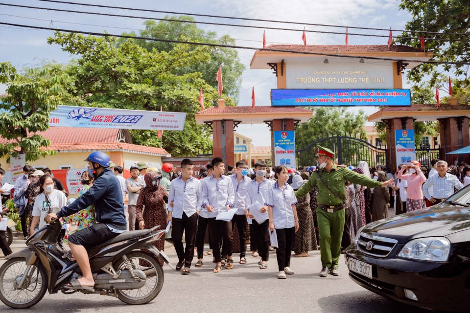 Lực lượng chức năng đảm bảo an ninh, an to&agrave;n tại điểm thi. Ảnh: B&ugrave;i Biền