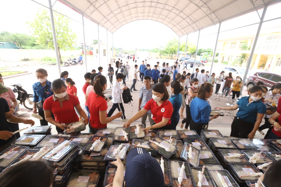 Sau khi ho&agrave;n th&agrave;nh m&ocirc;n thi đầu ti&ecirc;n, c&aacute;c sĩ tử đến địa điểm để nhận "suất cơm tiếp sức m&ugrave;a thi".