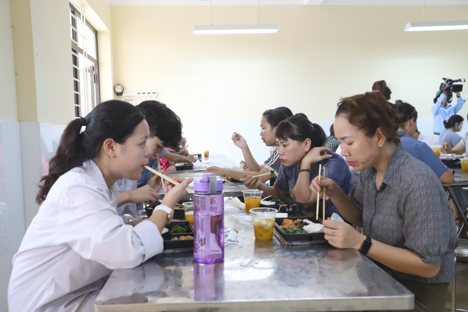 Sĩ tử v&agrave; phụ huynh d&ugrave;ng cơm trưa tại địa điểm diễn ra chương tr&igrave;nh "Suất cơm tiếp sức m&ugrave;a thi tại Ứng Ho&agrave;".