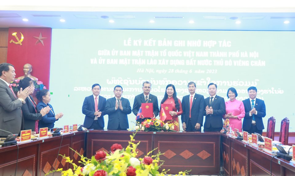Ký kết Bản ghi nhớ hợp tác giữa Ủy ban Mặt trận Tổ quốc TP Hà Nội và Ủy ban Mặt trận Lào xây dựng đất nước Thủ đô Viêng Chăn giai đoạn 2023 - 2025. Ảnh: Nguyễn Linh