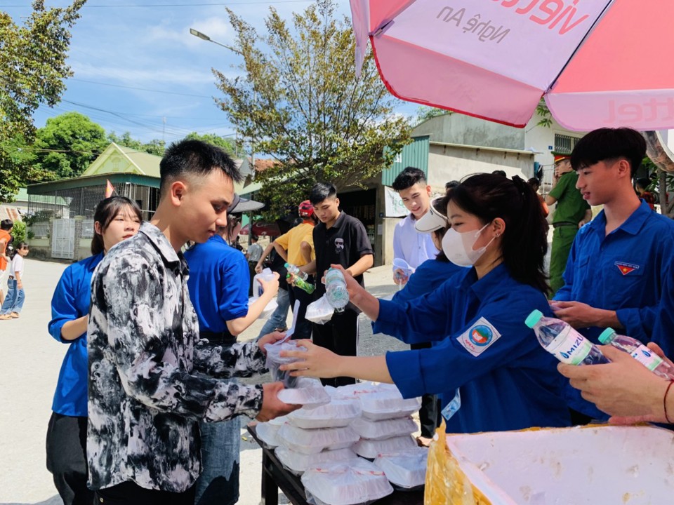 Th&iacute; sinh tại một điểm thi của tỉnh Nghệ An được nhận suất cơm miễn ph&iacute; buổi trưa sau khi kết th&uacute;c m&ocirc;n thi đầu ti&ecirc;n. Ảnh: Phạm Xu&acirc;n Hiếu