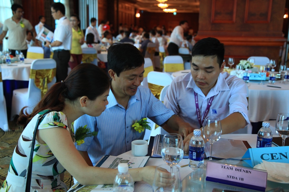 Nhà đầu tư tham khảo thông tin dự án bất động sản tại một sàn giao dịch ở Hà Nội. Ảnh: Phạm Hùng