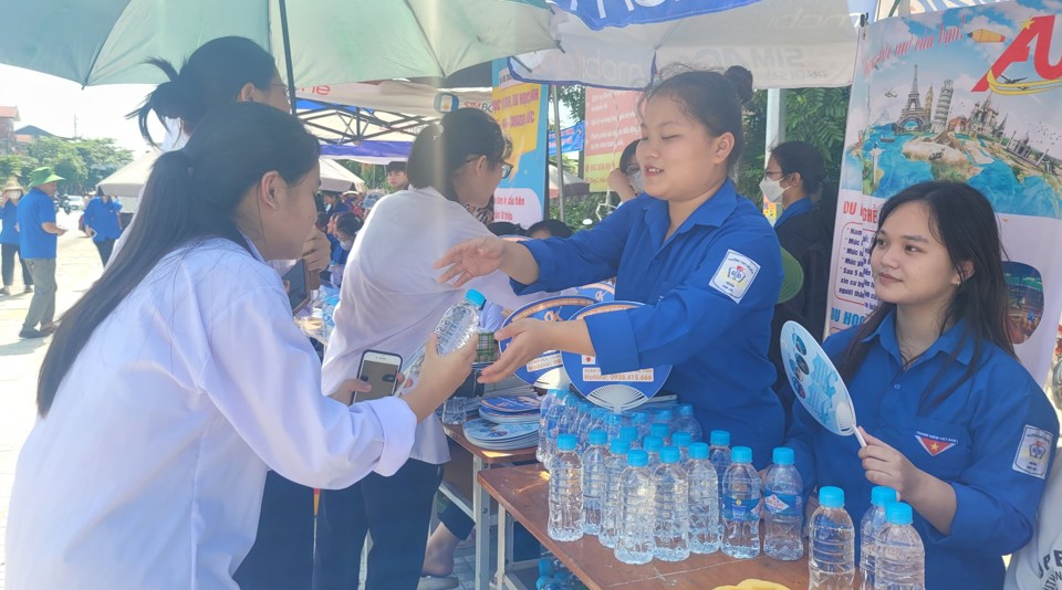 Thí sinh Hà Tĩnh được tình nguyện viên phát nước miễn phí (Ảnh: Văn Chương)