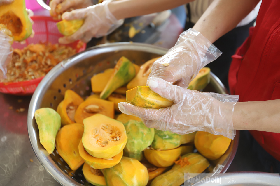 Trong qu&aacute; tr&igrave;nh sơ chế c&aacute;c m&oacute;n ăn, c&aacute;c th&agrave;nh vi&ecirc;n tham gia đều đeo găng tay, khẩu trang, đảm bảo vệ sinh an to&agrave;n thực phẩm.