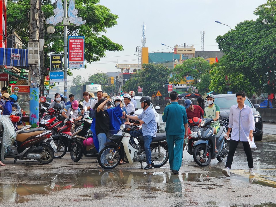 Tại Thanh H&oacute;a, trời mưa n&ecirc;n c&aacute;c th&iacute; sinh được người nh&agrave; đưa đi thi sớm. Ảnh: Văn Chương