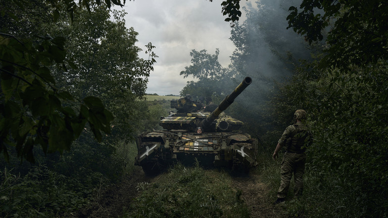 Xe tăng Ukraine di chuyển tr&ecirc;n con đường gần Bakhmut. Ảnh: AP