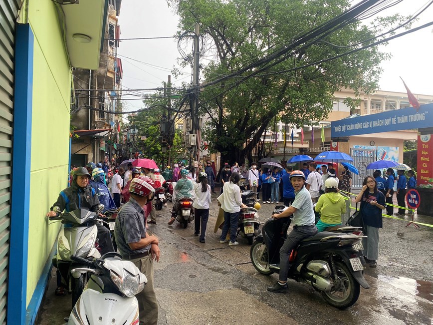 Hà Nội: Cảnh sát giao thông hỗ trợ thí sinh đi thi tốt nghiệp THPT 2023 - Ảnh 8