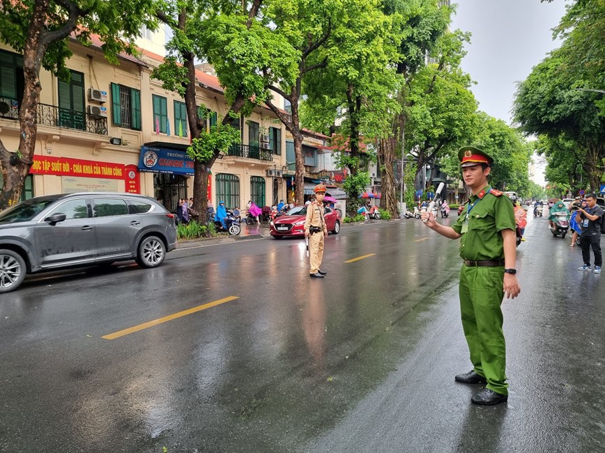Hà Nội: Cảnh sát giao thông hỗ trợ thí sinh đi thi tốt nghiệp THPT 2023 - Ảnh 7
