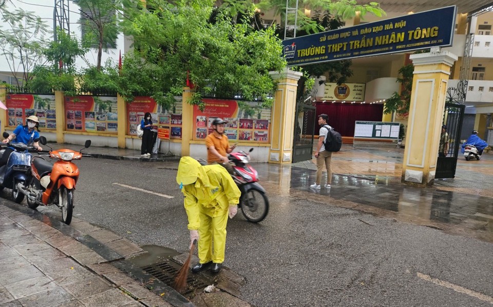 Ngay từ s&aacute;ng sớm, c&ocirc;ng nh&acirc;n tho&aacute;t nước đ&atilde; c&oacute; mặt tại c&aacute;c điểm thi để l&agrave;m nhiệm vụ. Trong ảnh, c&ocirc;ng nh&acirc;n tho&aacute;t nước l&agrave;m nhiệm vụ tại điểm thi THPT Trần Nh&acirc;n T&ocirc;ng.