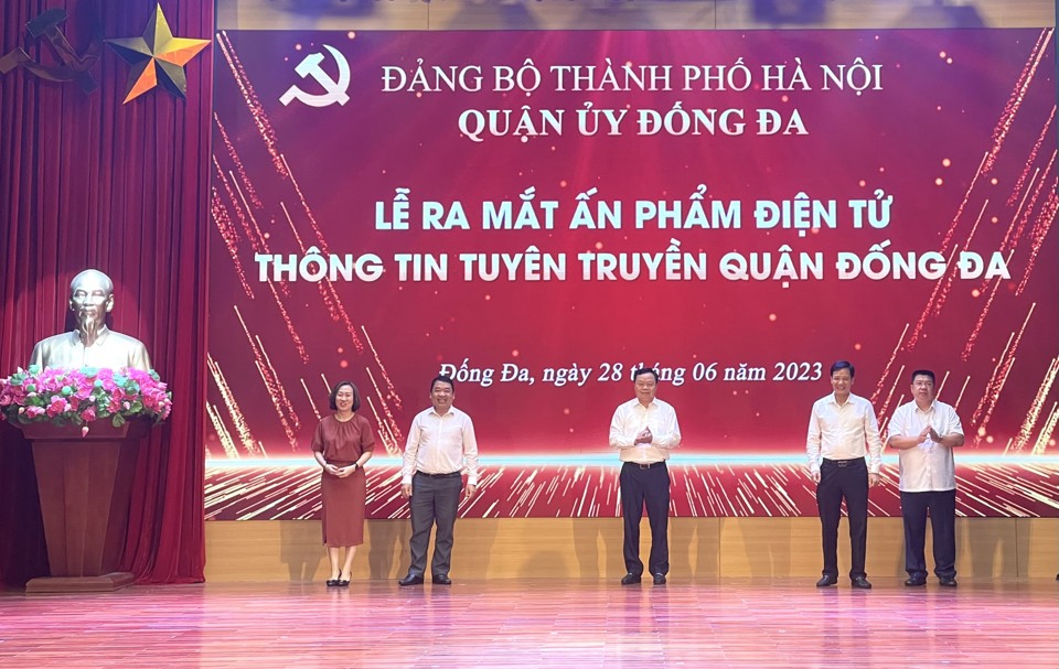 L&atilde;nh đạo Ban Tuy&ecirc;n gi&aacute;o Th&agrave;nh uỷ v&agrave; quận Đống Đa ấn n&uacute;t ra mắt ấn phẩm.