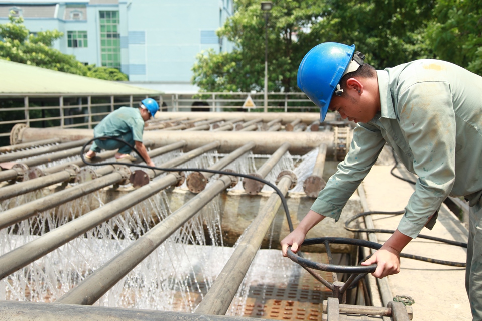 Công nhân Nhà máy nước Yên Phụ, Hà Nội vận hành hệ thống. Ảnh: Công Hùng